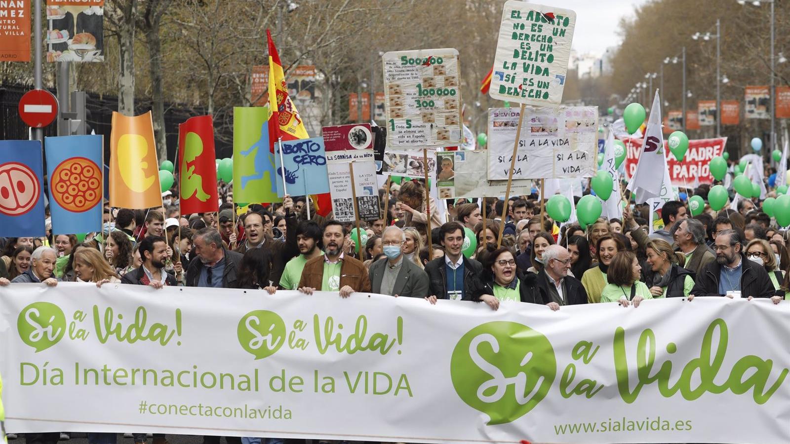 Miles de personas dicen 'Sí a la vida' y se manifiestan en Madrid contra el aborto y la eutanasia