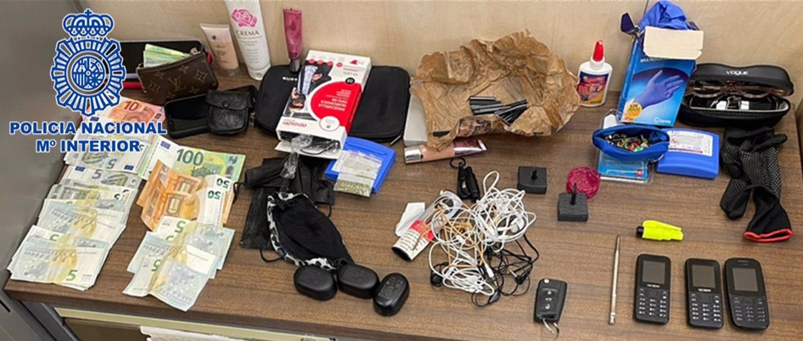 Detenidas dos mujeres y un hombre por robar con el método de 'la mancha' a personas mayores en Alcorcón