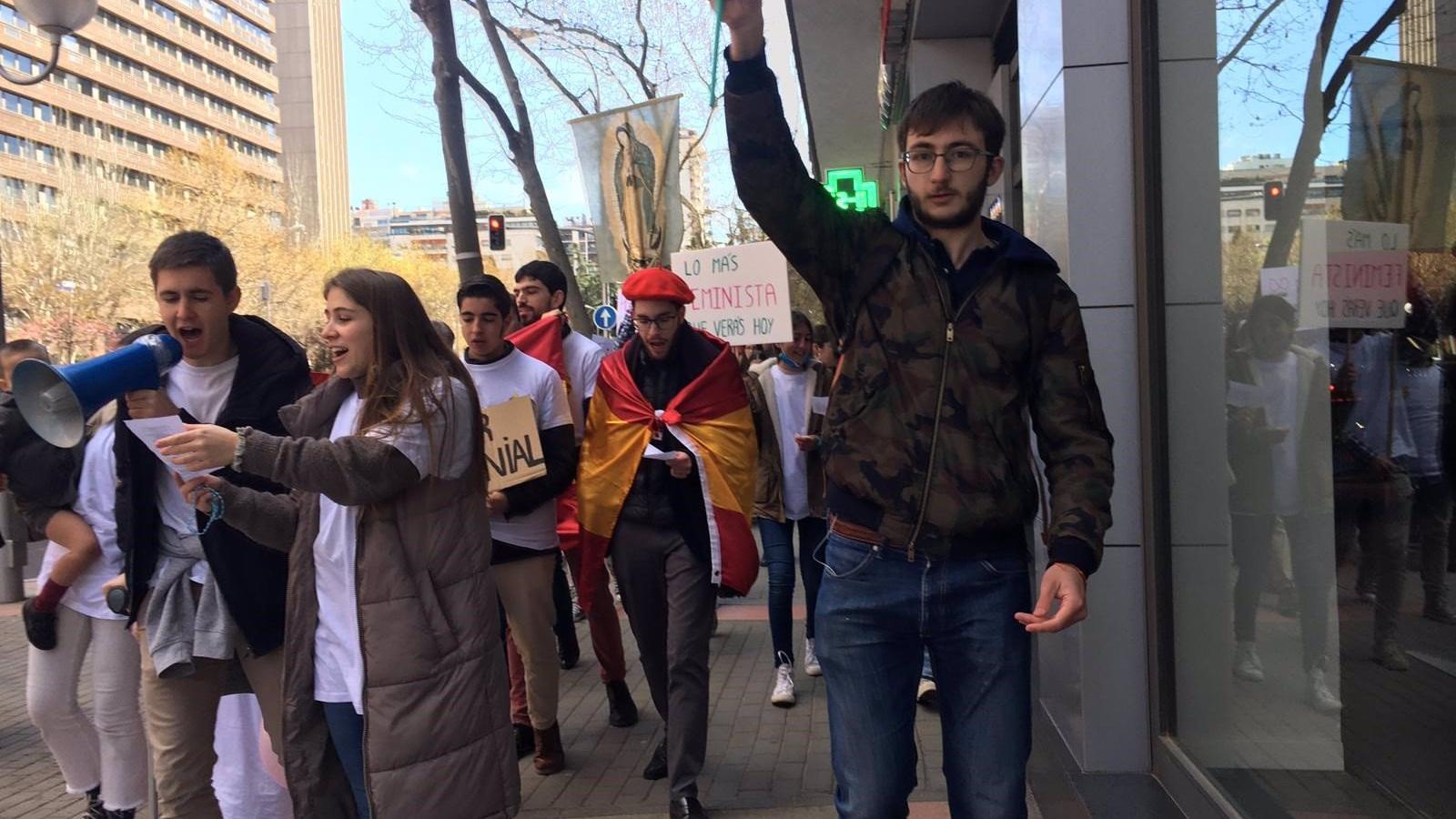 Piden eliminar la prohibición de "rezar" frente a clínicas abortistas