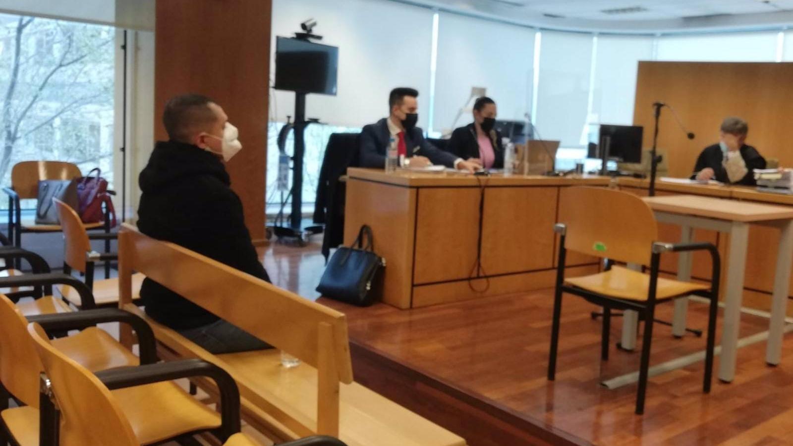 Los padres de las víctimas del profesor acusado de abusos se quejan de que el colegio "no hizo nada"