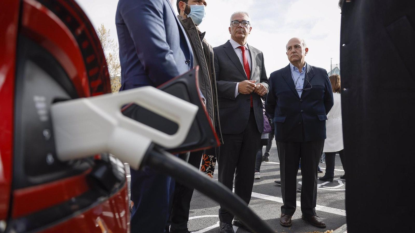 La Comunidad muestra el proyecto de electrolinera de Pozuelo de Alarcón a una delegación del Gobierno de Puerto Rico