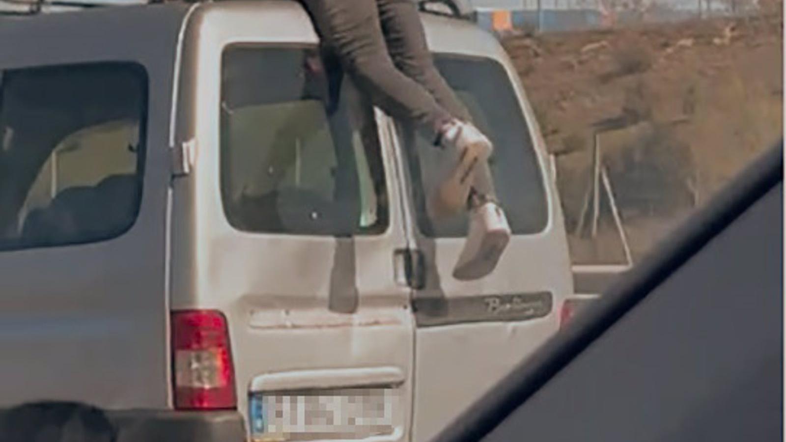Detenido un hombre que se colgó de una furgoneta que circulaba por la A-5