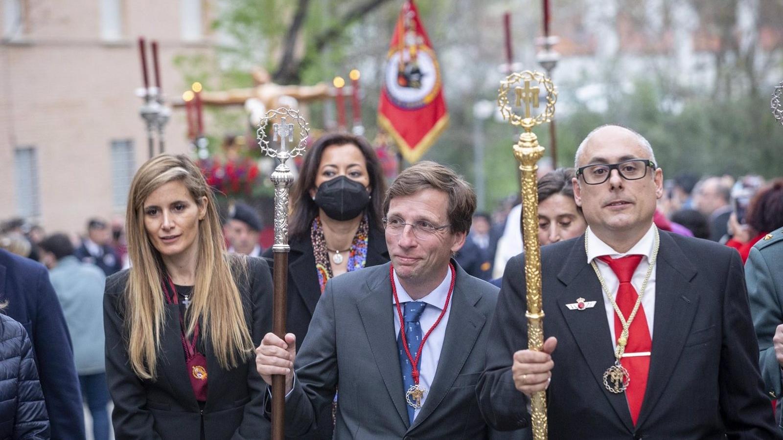 Martínez-Almeida recibe la Medalla de Honor de la Hermandad del Santo Cristo del Camino y María Madre de las Delicias