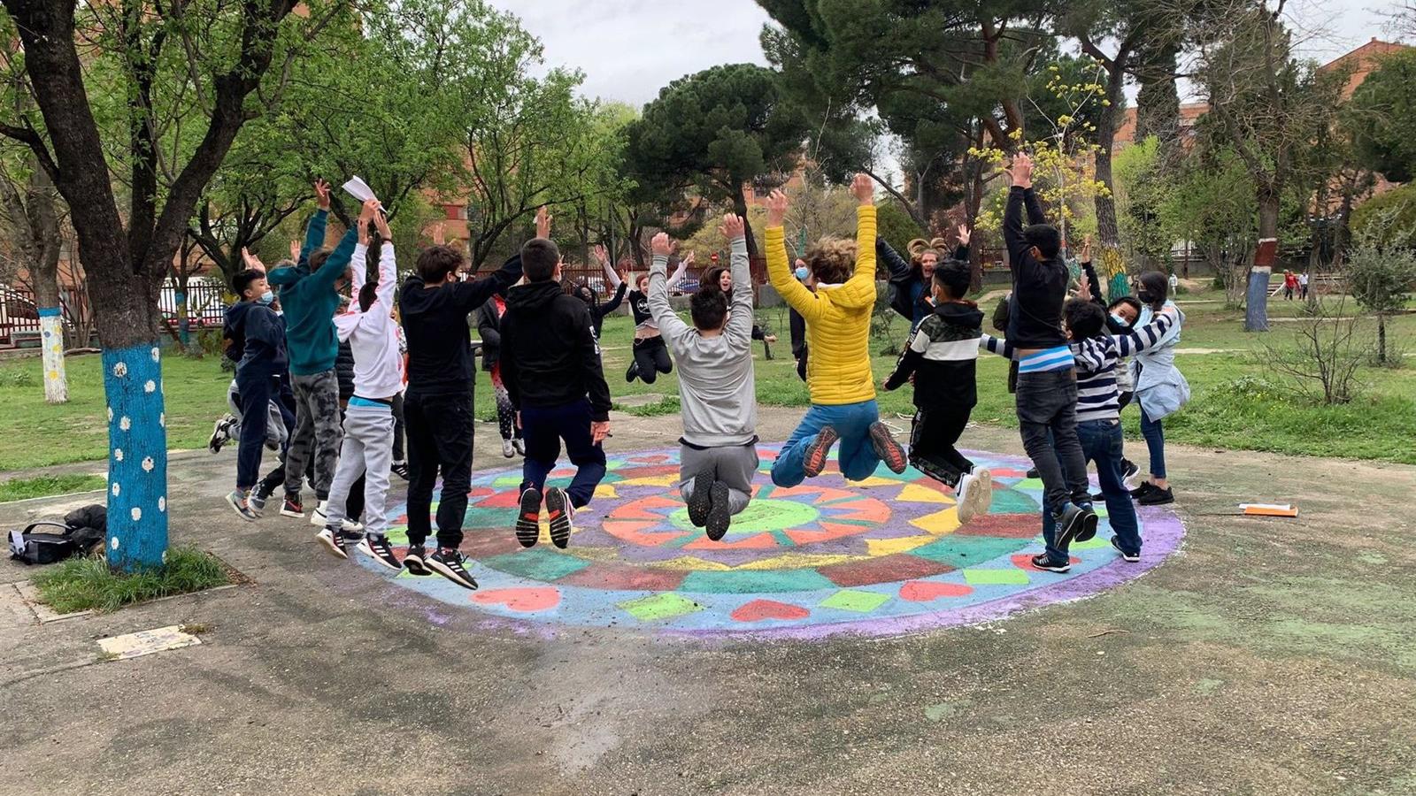 Alumnos del colegio Manuel Núñez de Arenas de Vallecas lanzan una campaña para hacer el Camino de Santiago