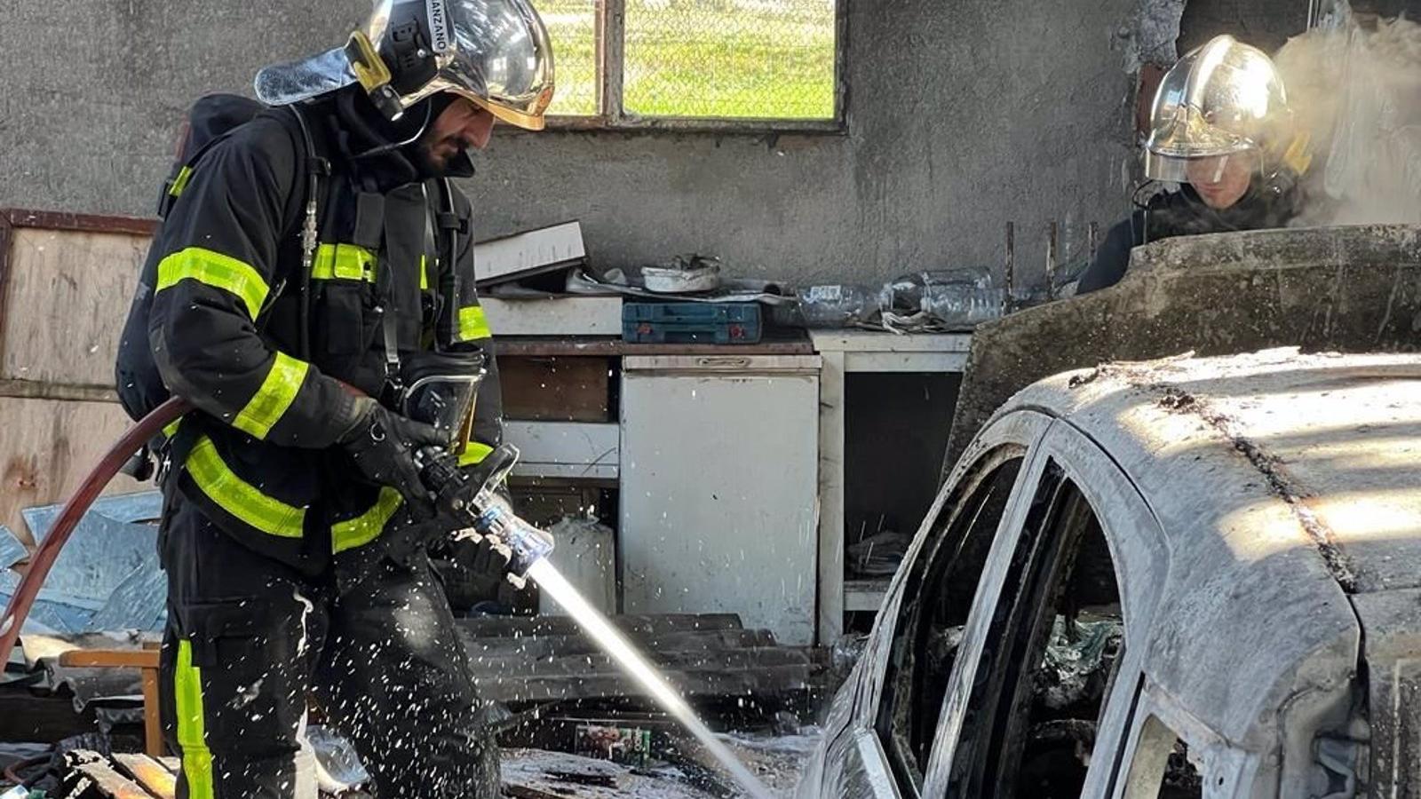 Extinguido un incendio en una nave agrícola con chatarra y ruedas en Colmenar de la Oreja