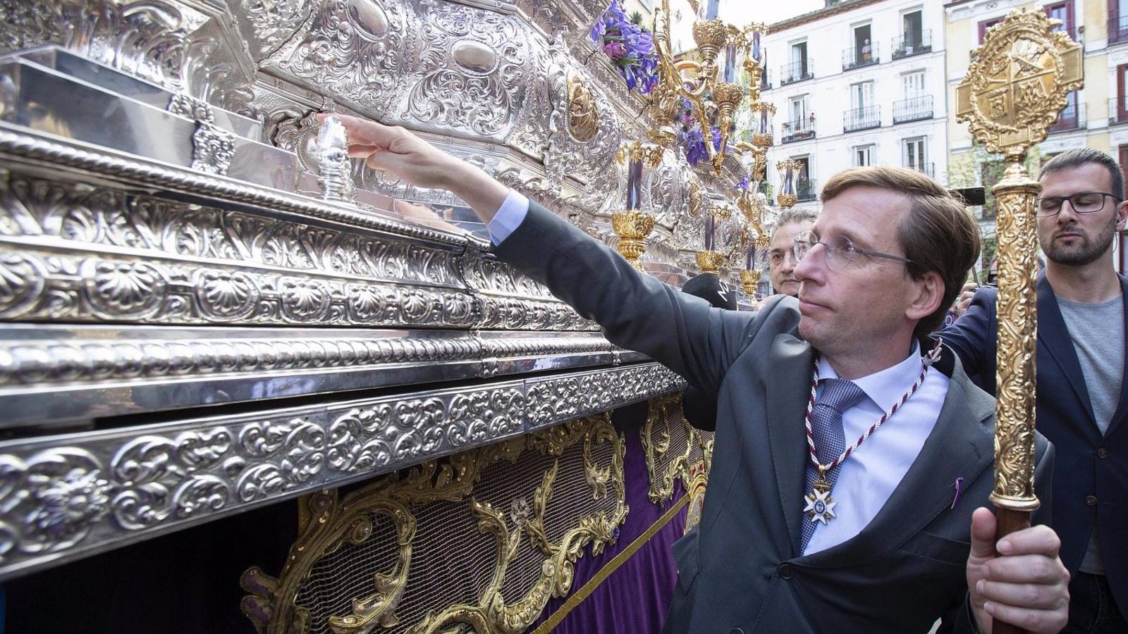 Martínez-Almeida participa en la procesión de Jesús el Pobre y María Santísima de Dulce Nombre