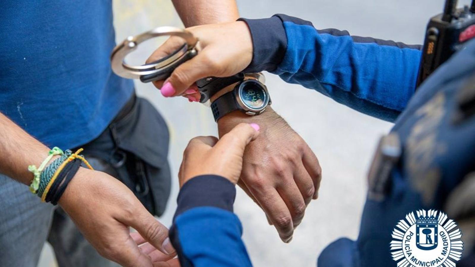 Detenido un conductor por intentar arrollar a un agente y arrastrar a otro al negarse a pagar una multa