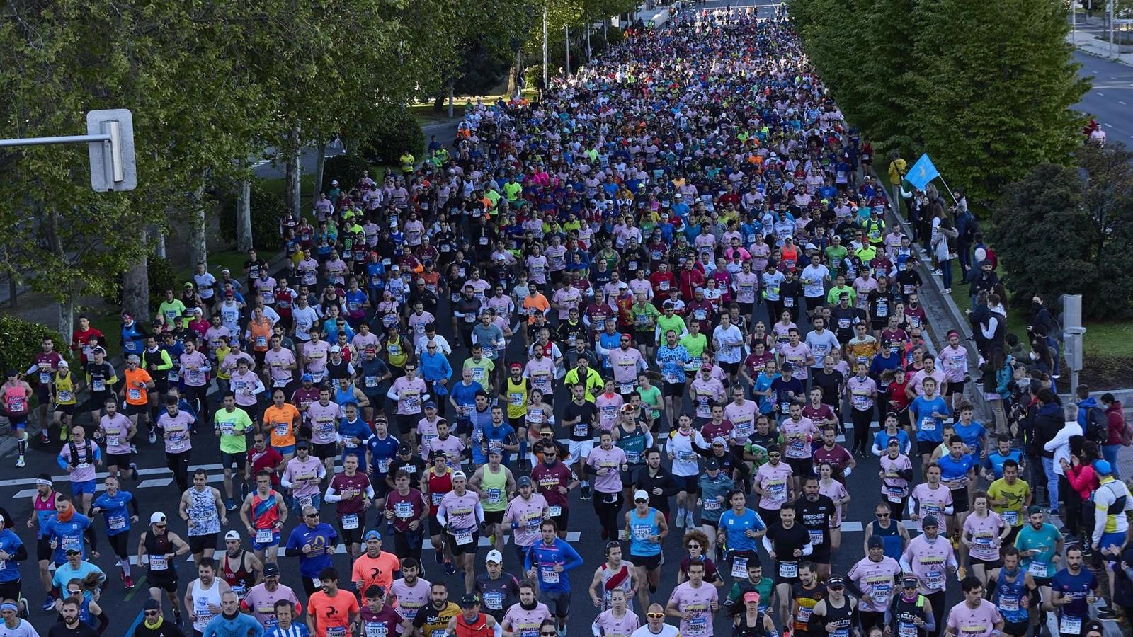Más de 30.000 corredores toman las calles en el Maratón de Madrid