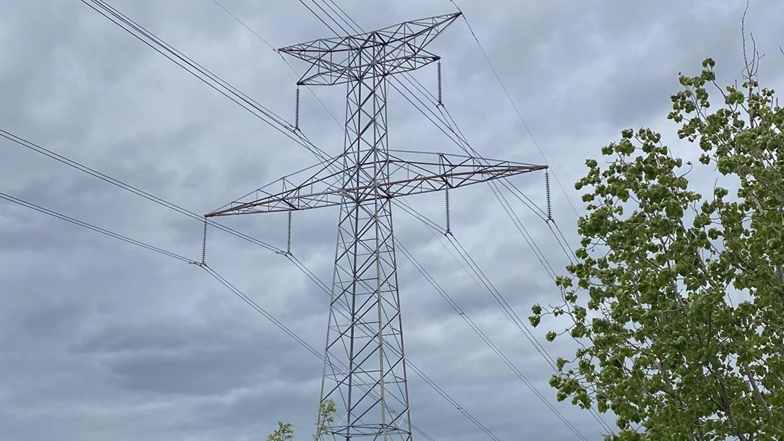 Luz verde a la retirada de las líneas de alta tensión que atraviesan el casco urbano de Arroyomolinos