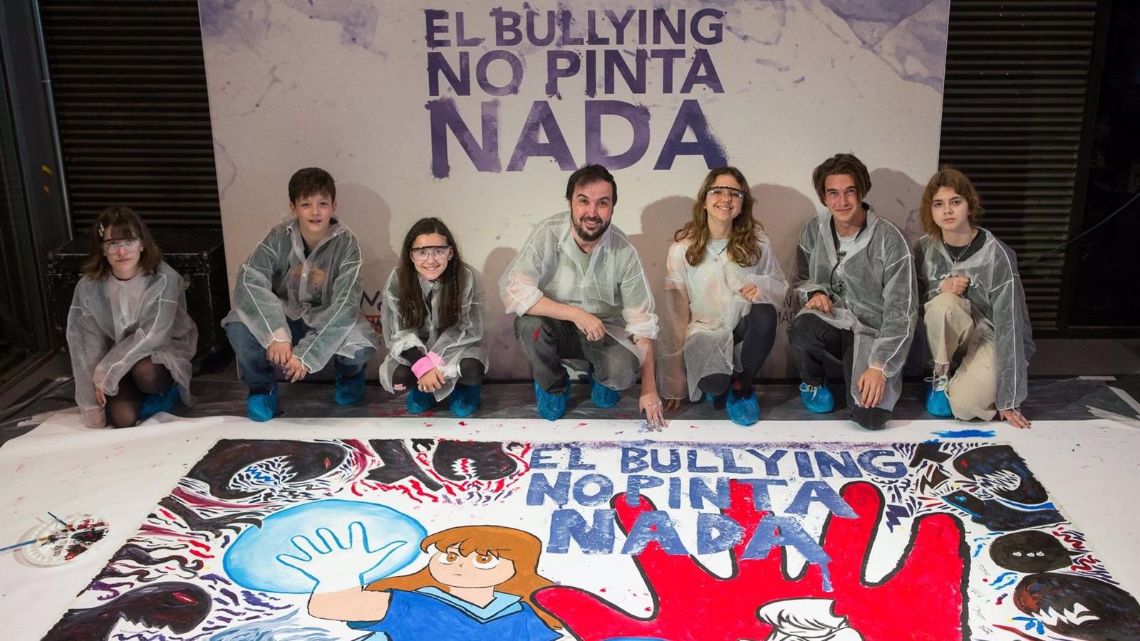 El ilustrador Isaac Sánchez pinta de la mano de Fundación Mutua Madrileña un mural contra el acoso escolar en Madrid
