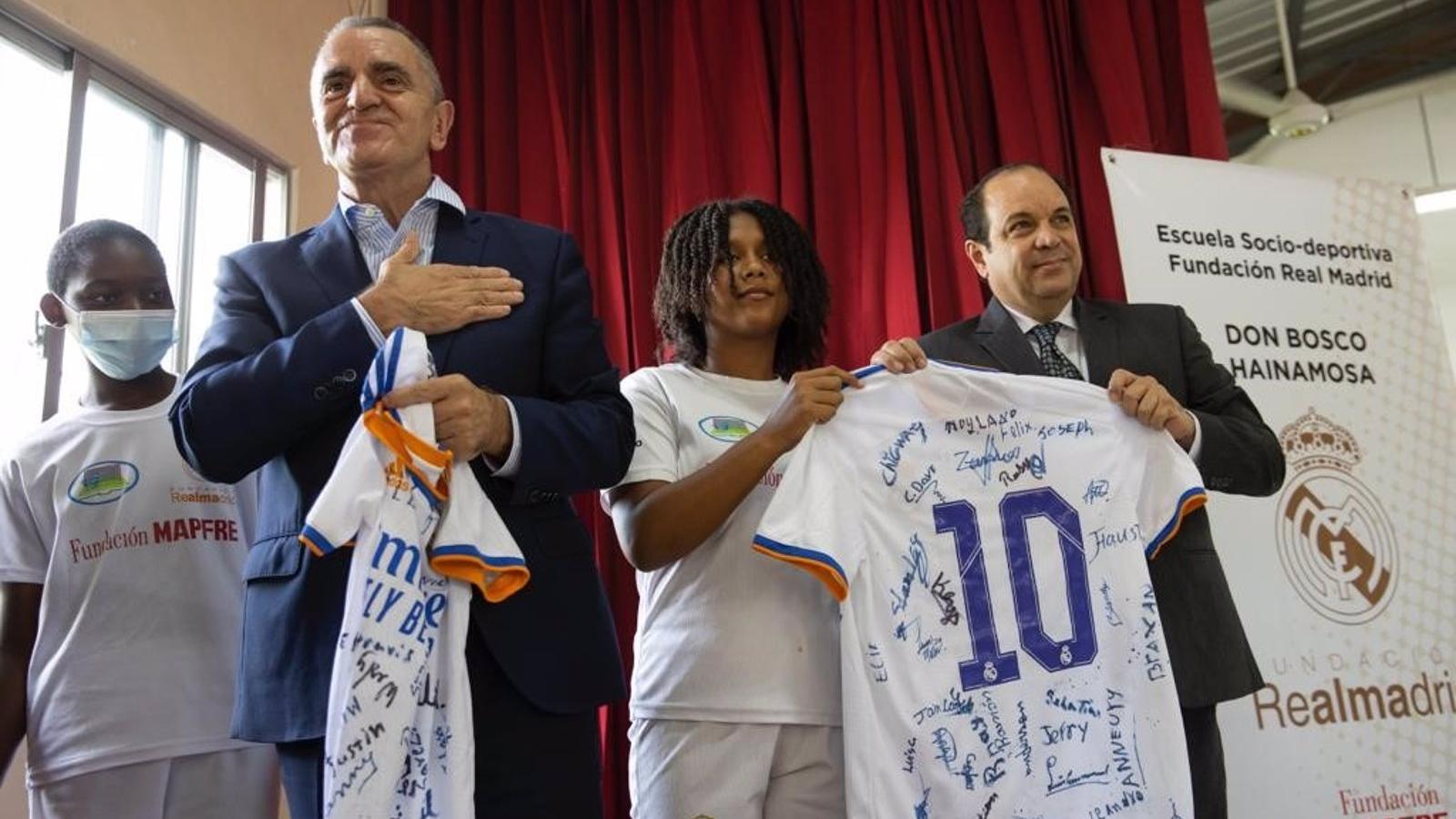 José Manuel Franco conoce de primera mano el trabajo de la Fundación Real Madrid en Santo Domingo