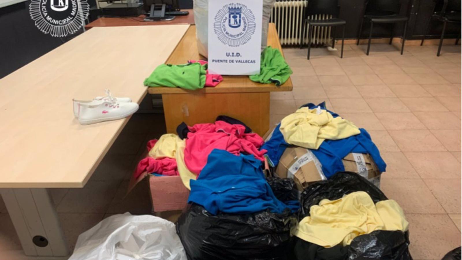 Detenido en Vallecas un conductor con casi 500 prendas falsificados