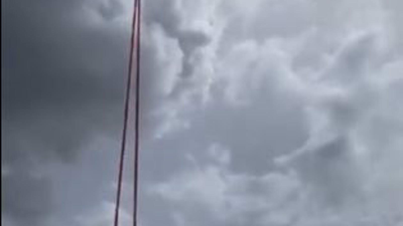 Rescatan en helicóptero a una vaca que había caído por una ladera en Horcajuelo de la Sierra