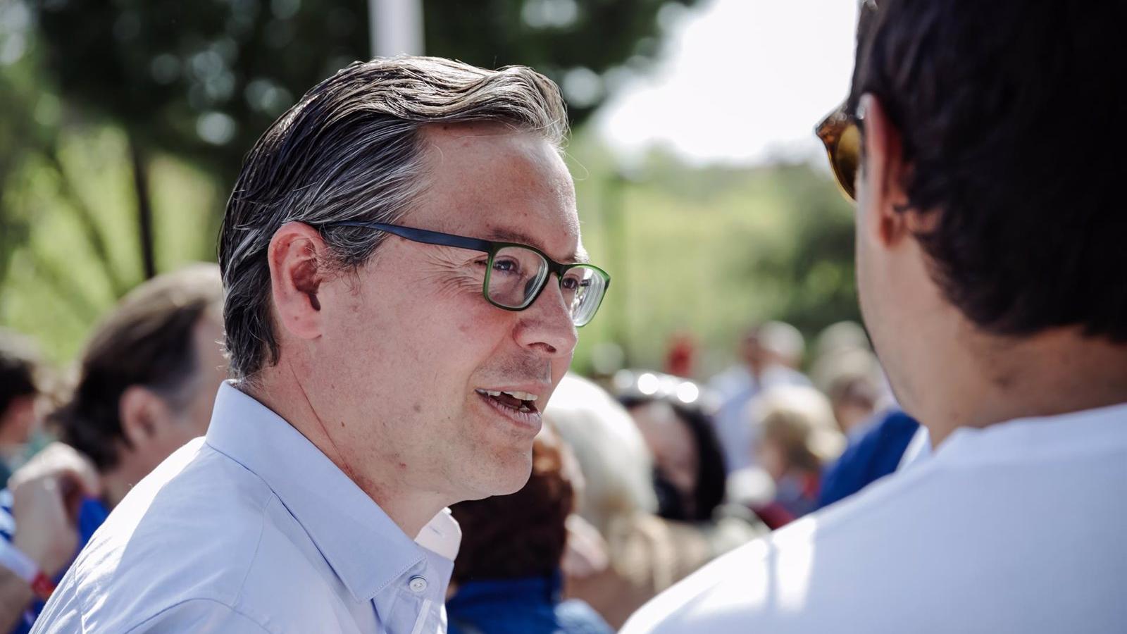 Serrano celebra las encuestas que apuntan a que Díaz Ayuso ampliaría su mayoría