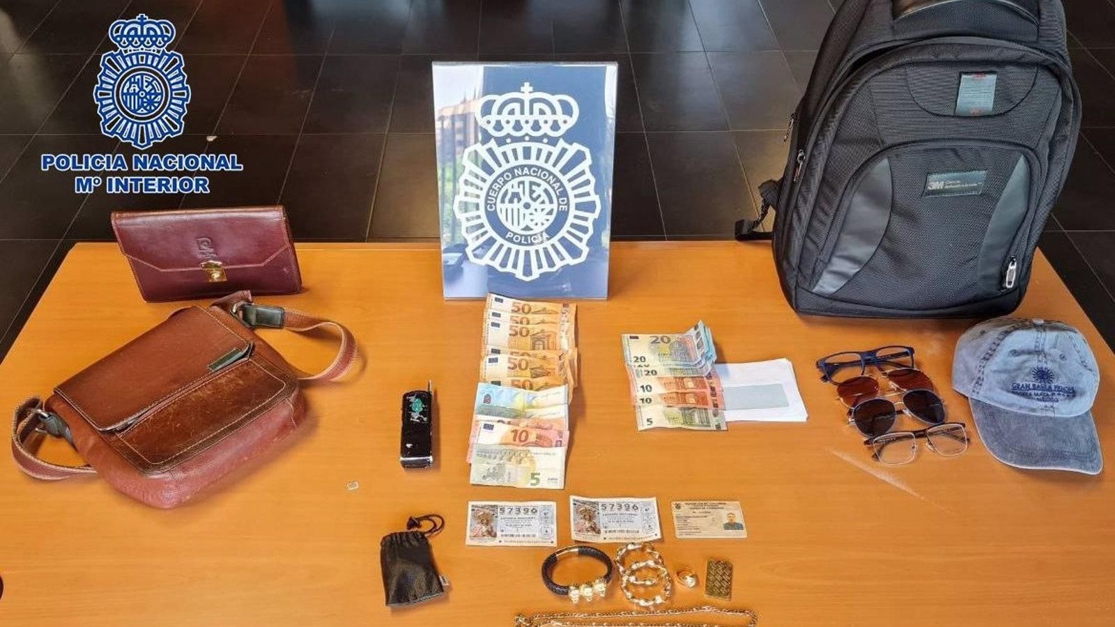 Dos detenidos por tratar de estafar a una mujer con el método del 'tocomocho' en Usera