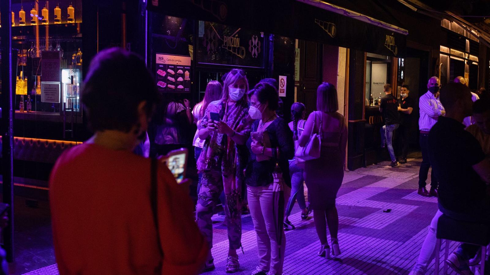 Absuelta la dueña de un bar de copas en Tetuán acusada de desobediencia por reabrir el local a pesar de diez precintos