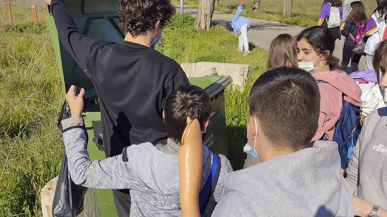 El CEIP La Gaviota de Torrejón aprenden el cuidado del medioambiente recogiendo basura y corriendo junto al río Henares