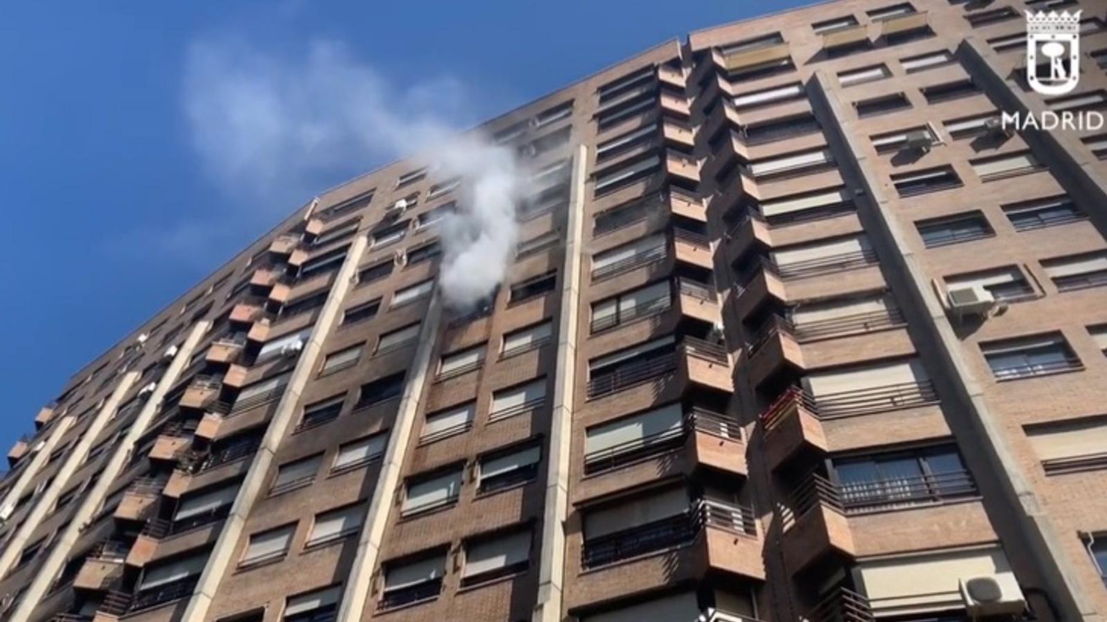 Arde sin heridos un noveno piso de un edificio de 14 plantas el barrio de La Estrella