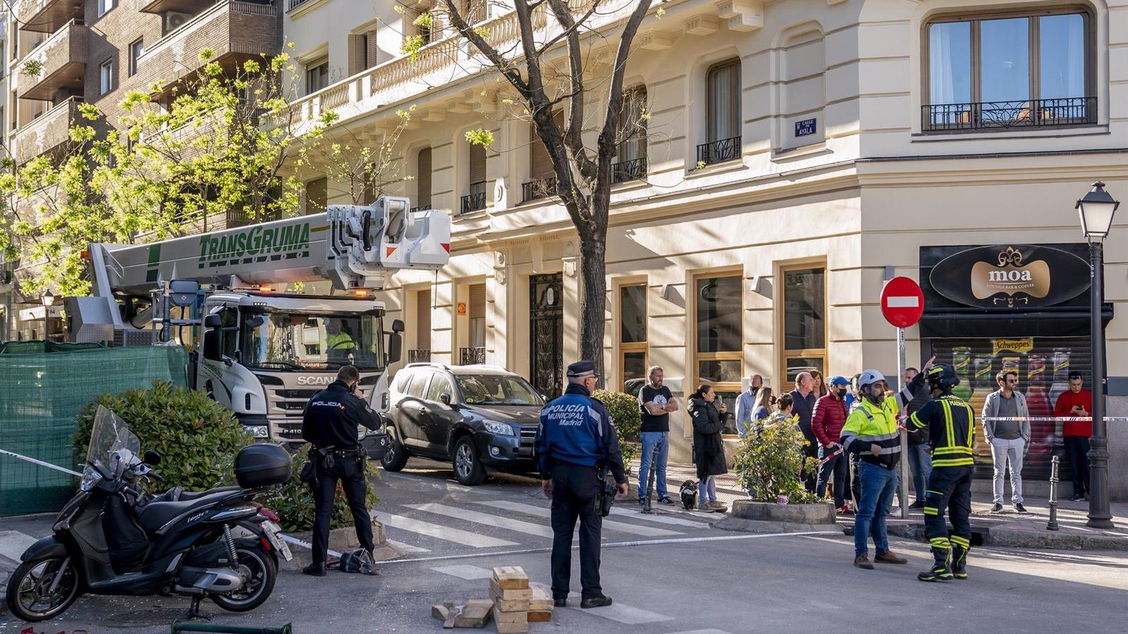 Los bomberos evalúan el derribo del edificio afectado por la explosión en el Distrito Salamanca
