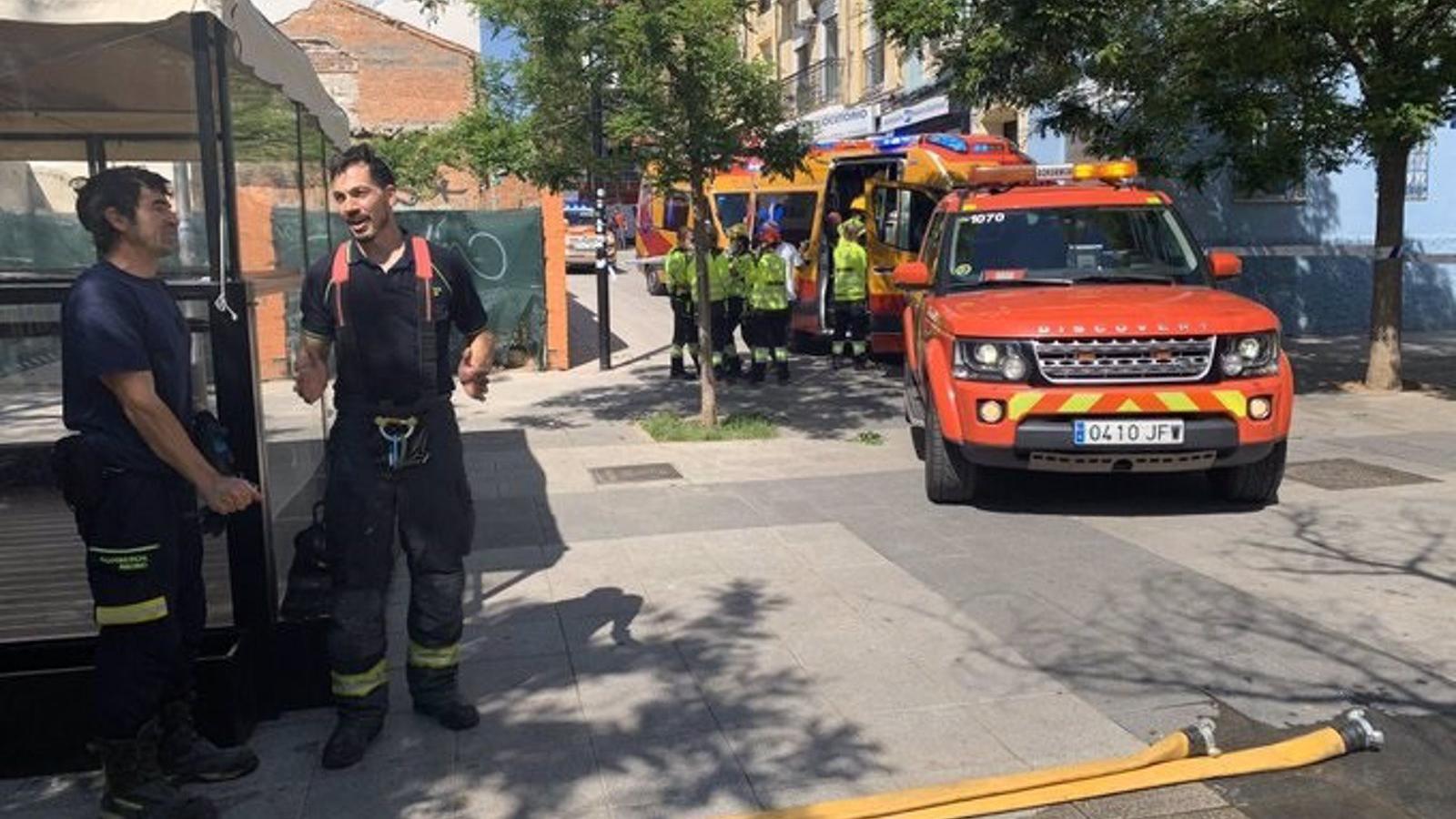 Cuatro intoxicados leves en un incendio en un edificio de Puente de Vallecas