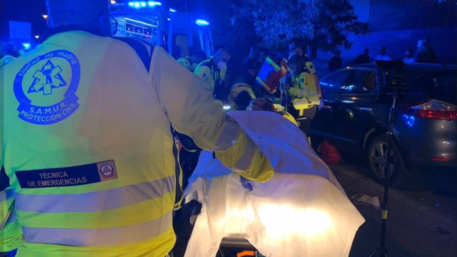 Trasladado muy grave a La Paz un joven de 20 años tras chocarse en monopatín contra un autobús de la EMT