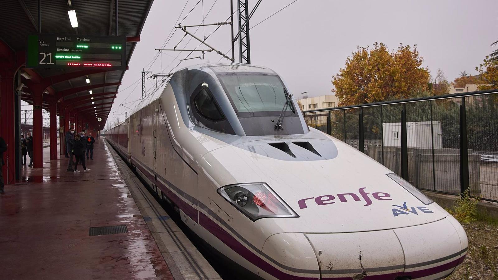 Retrasos en los trenes de alta velocidad entre Madrid y Segovia por el descarrilamiento de una máquina en Soto del Real