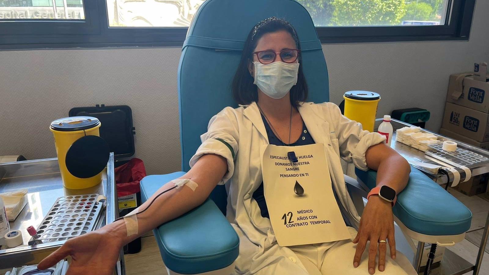 Los médicos en huelga donan sangre como símbolo de su compromiso con los pacientes