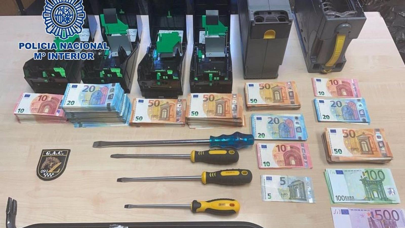 Cuatro detenidos tras robar 25.000 euros forzando un cajero automático de un centro comercial de San Blas
