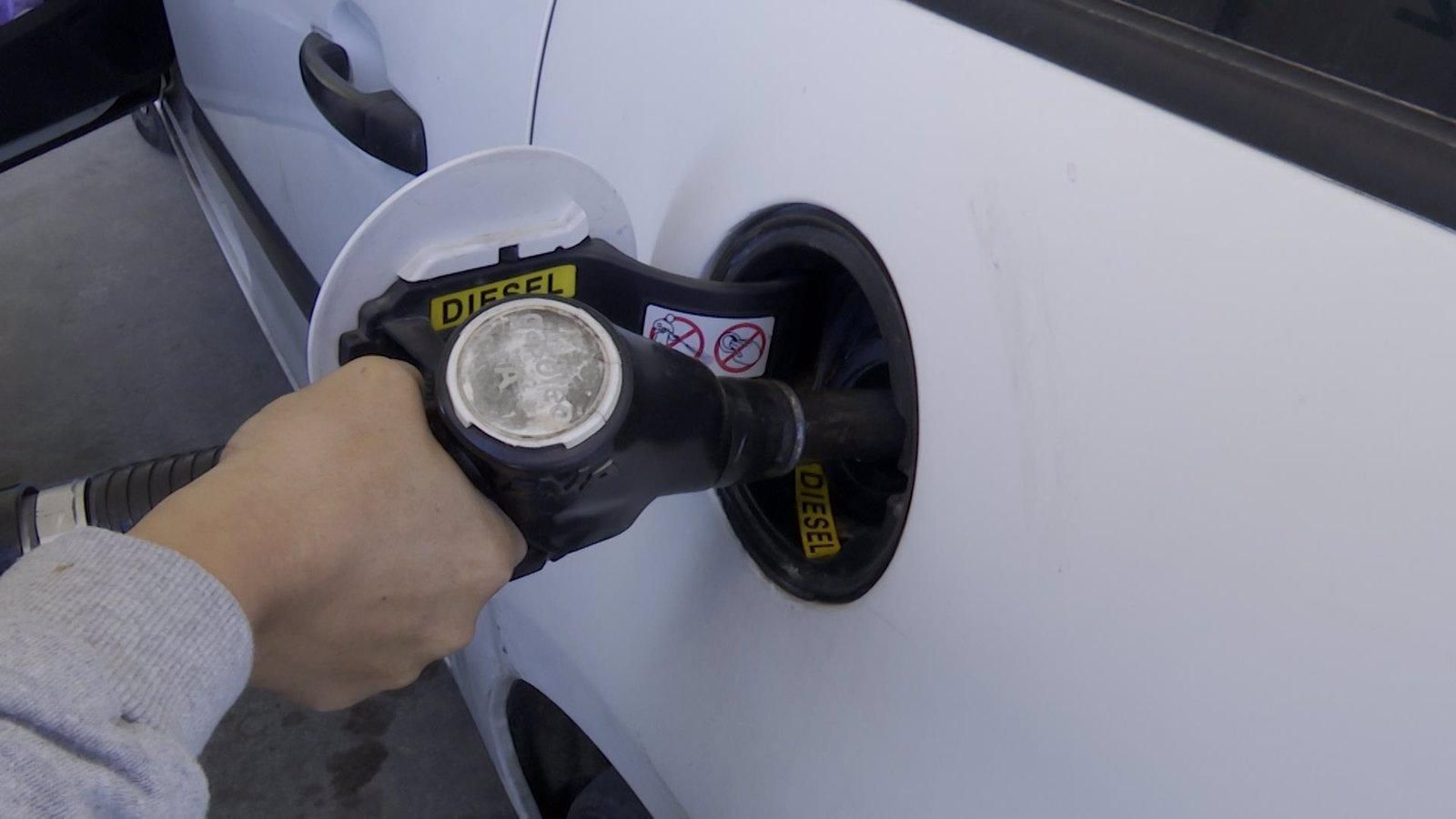 El precio de la gasolina toca un nuevo máximo histórico y vuelve a superar al diésel