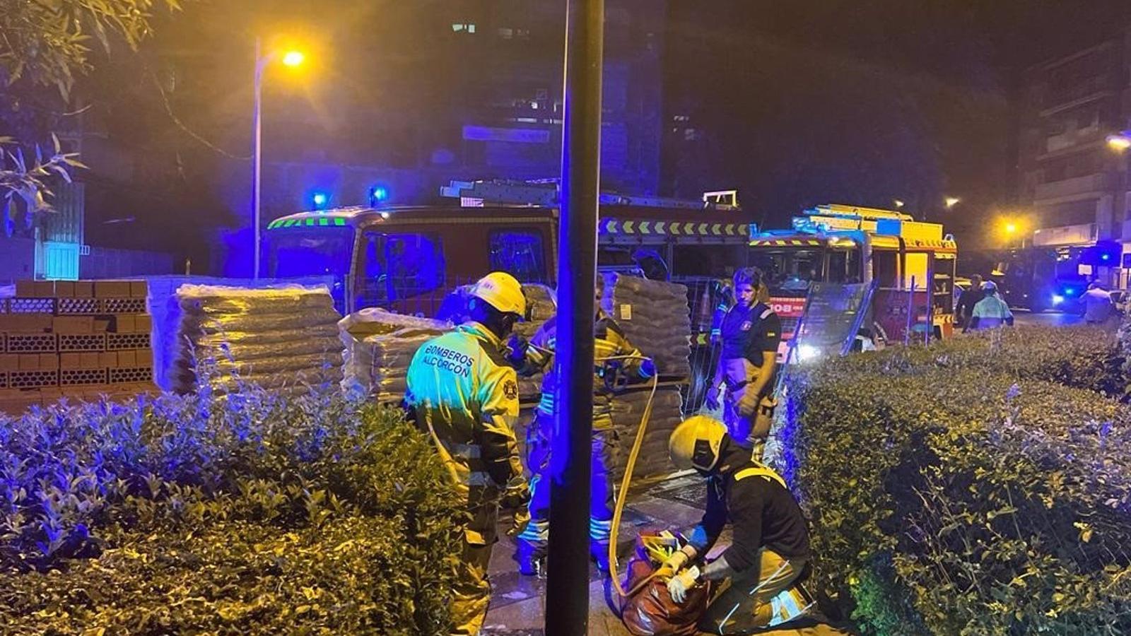 Traslados graves al hospital dos hombres con quemaduras al incendiarse su domicilio en Alcorcón