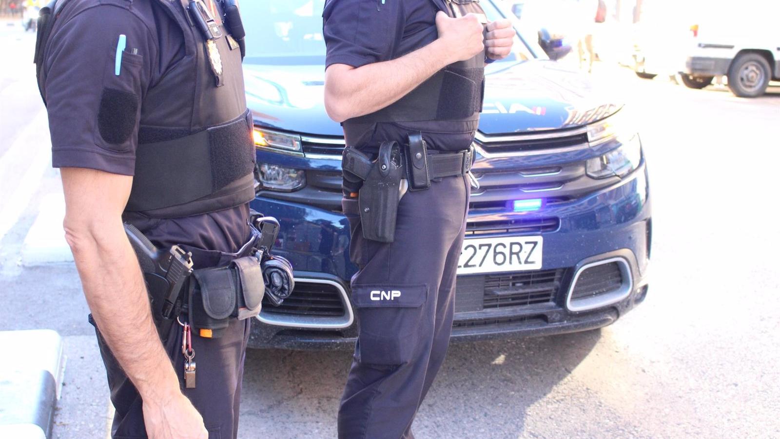Un policía fuera de servicio detiene a dos hombres que marcaban pisos para robar en Móstoles