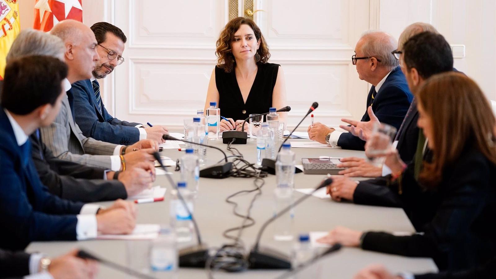 Díaz Ayuso ofrece el apoyo del Gobierno regional a la innovación y competitividad de la industria farmacéutica