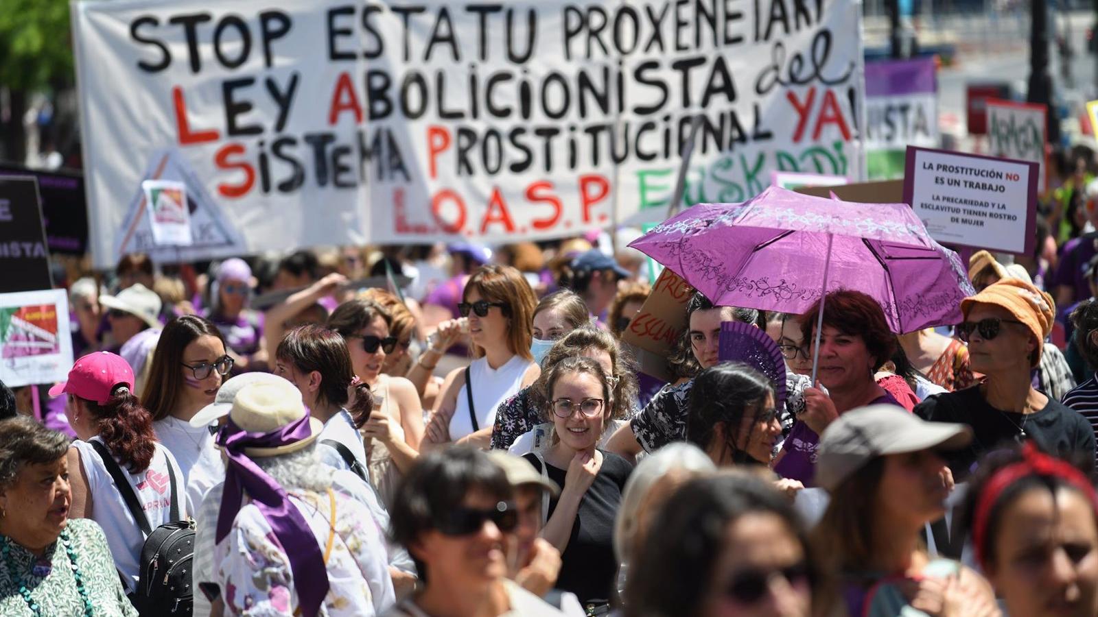 Feministas claman contra la prostitución en Madrid: "Estamos hartas de una sociedad llena de puteros y proxenetas"