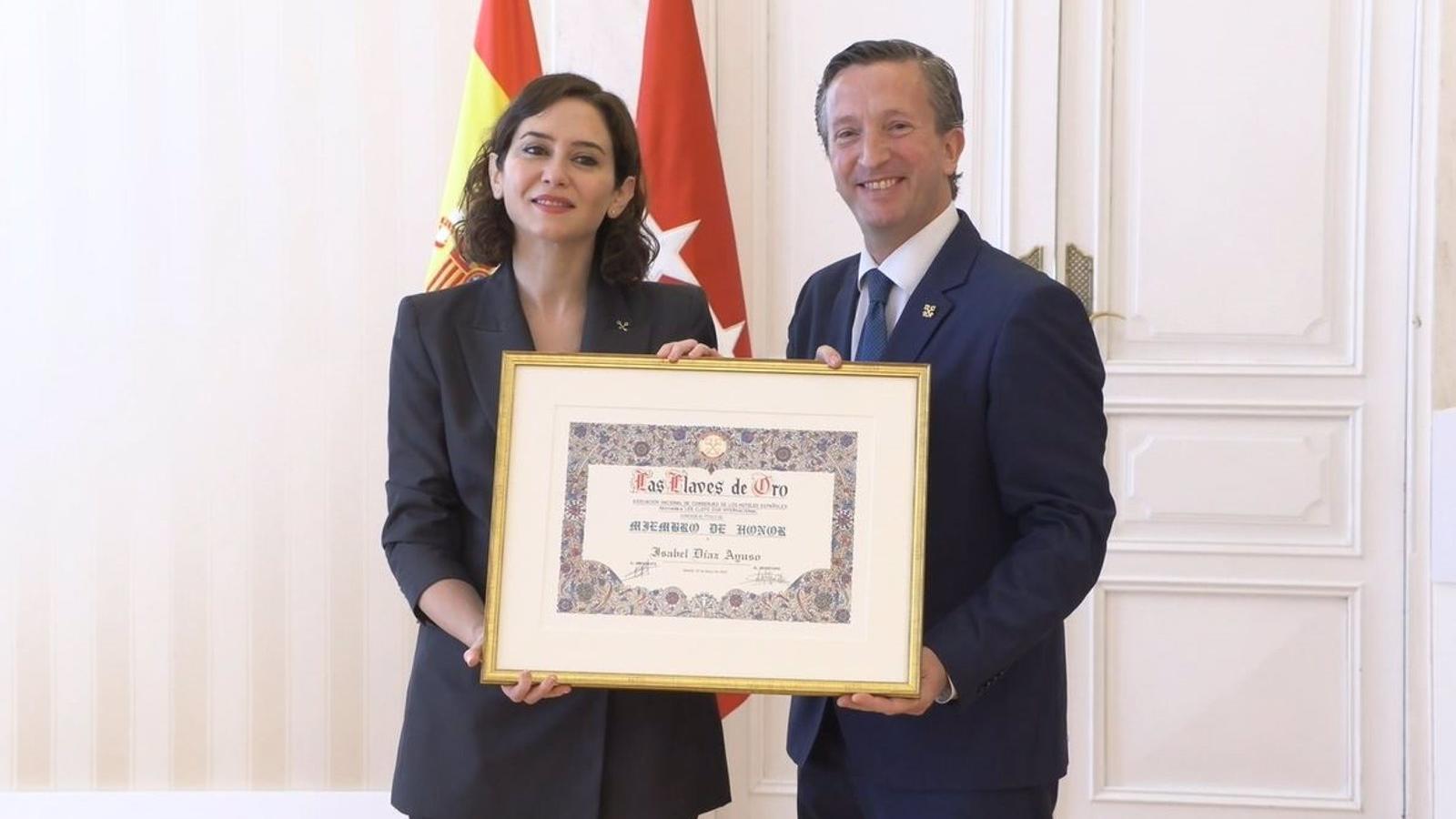 Díaz Ayuso recibe las Llaves de Oro de la Asociación Nacional de Conserjes de Hotel por su "impulso" y "ayuda" al sector