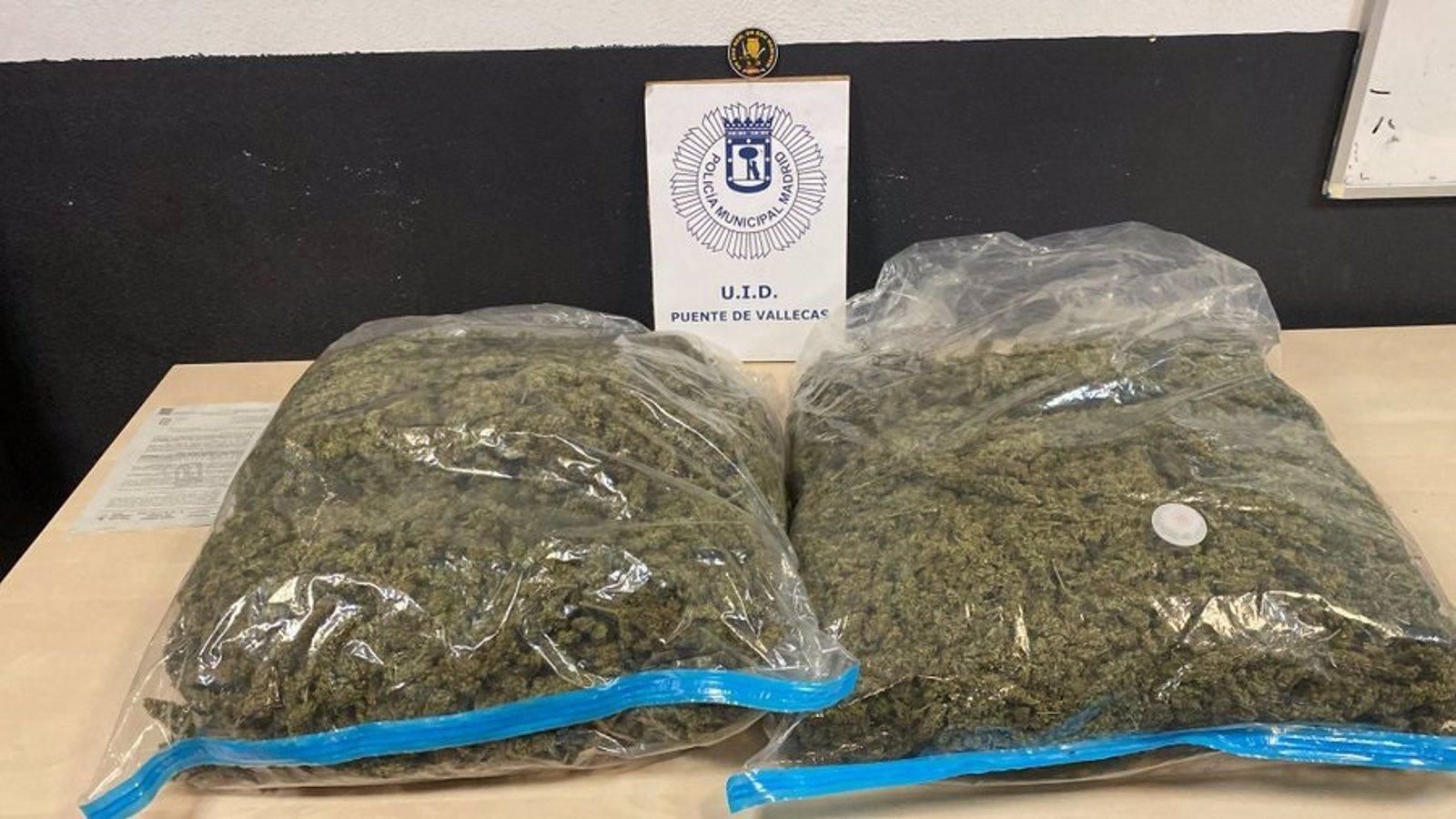Detenidos dos hombres que llevaban casi 10 kilos de marihuana en el maletero de su coche