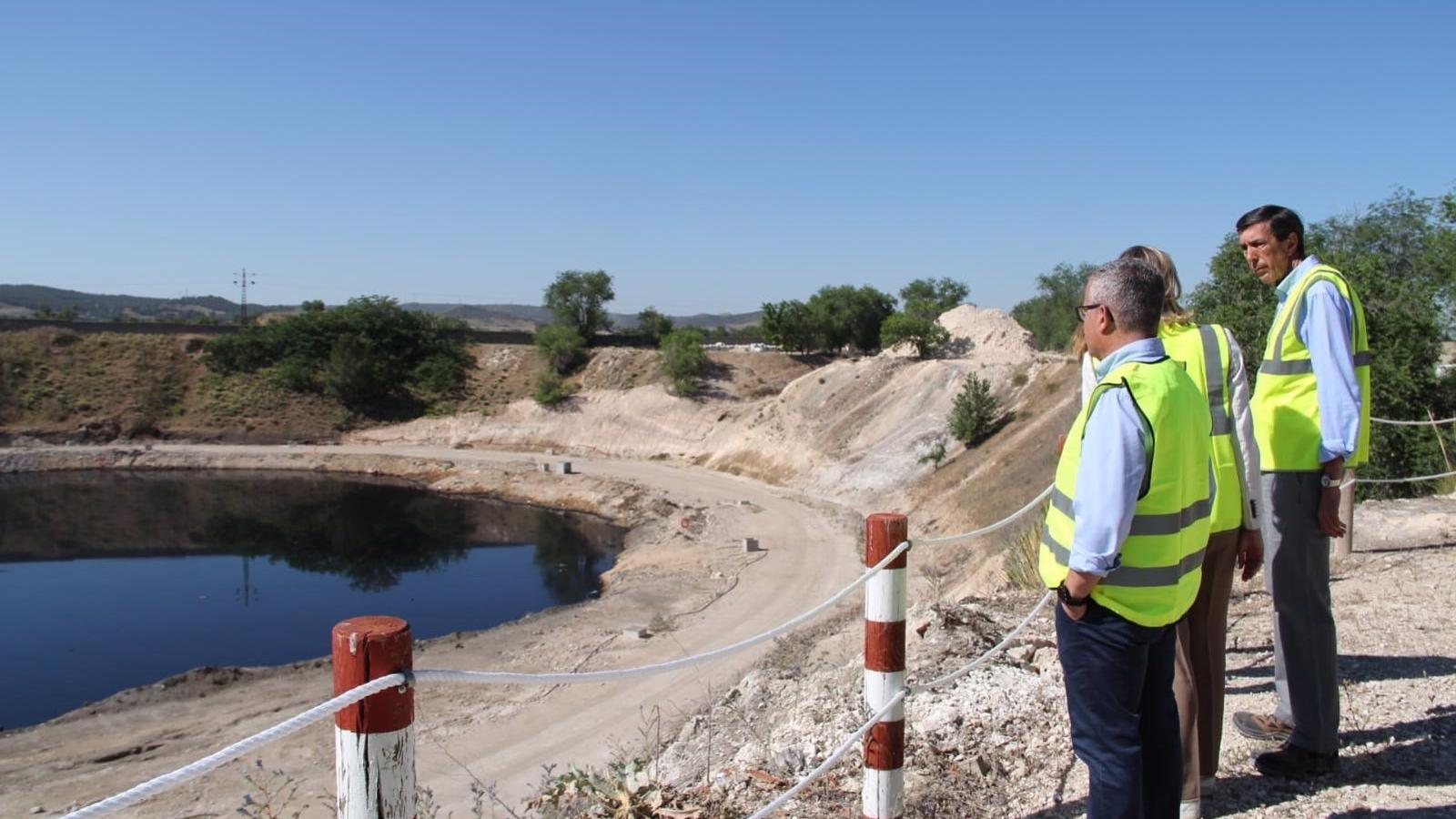 La Comunidad ha retirado ya cerca de 53.000 toneladas de residuos en la 'laguna de aceite' de Arganda
