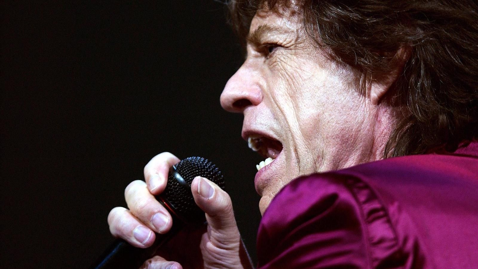 Mick Jagger publica una foto delante del 'Guernica', algo que no está permitido