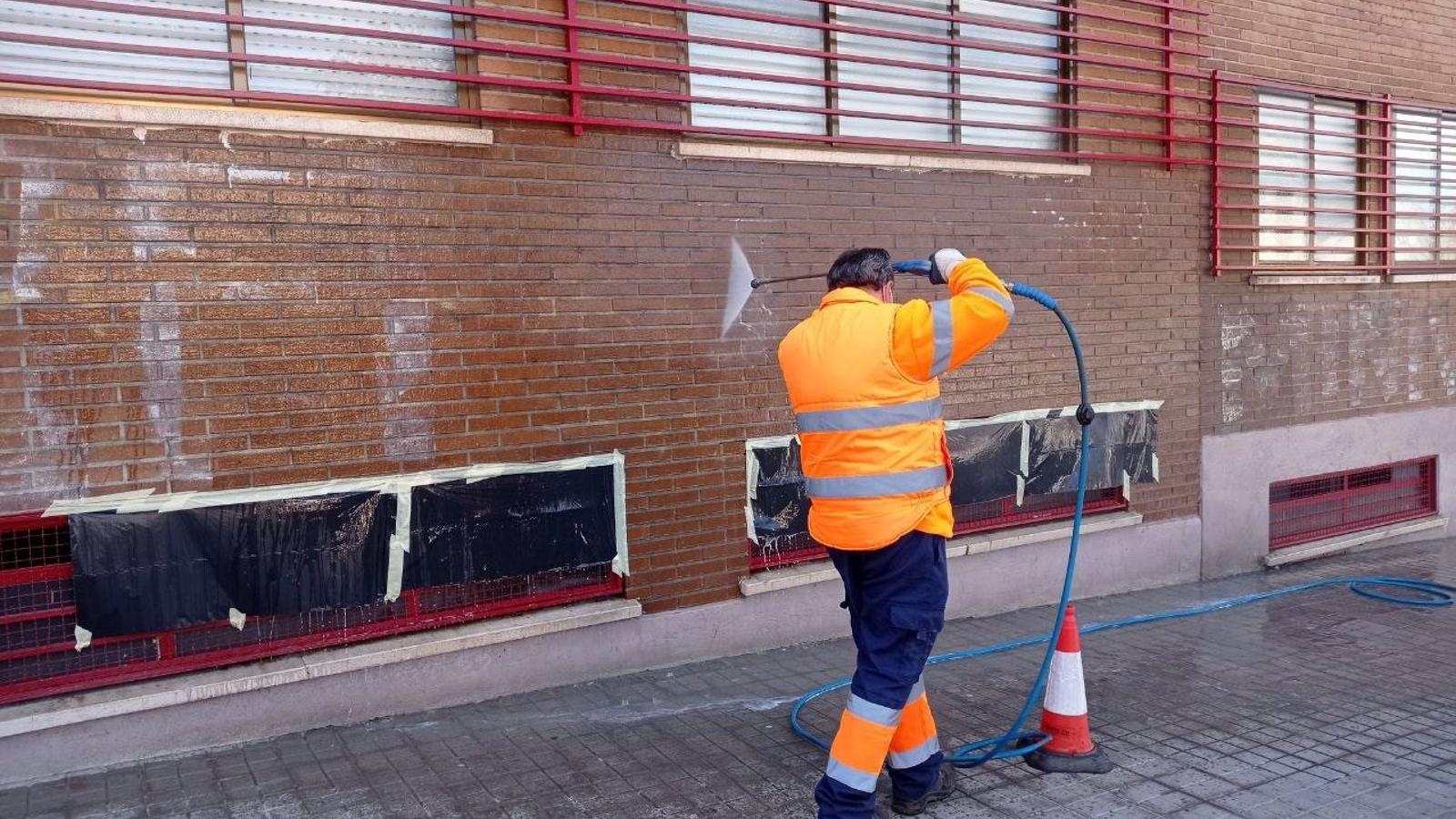 Luz verde a la activación de brigadas antigrafiti de Sanse para eliminar las pintadas de fachadas