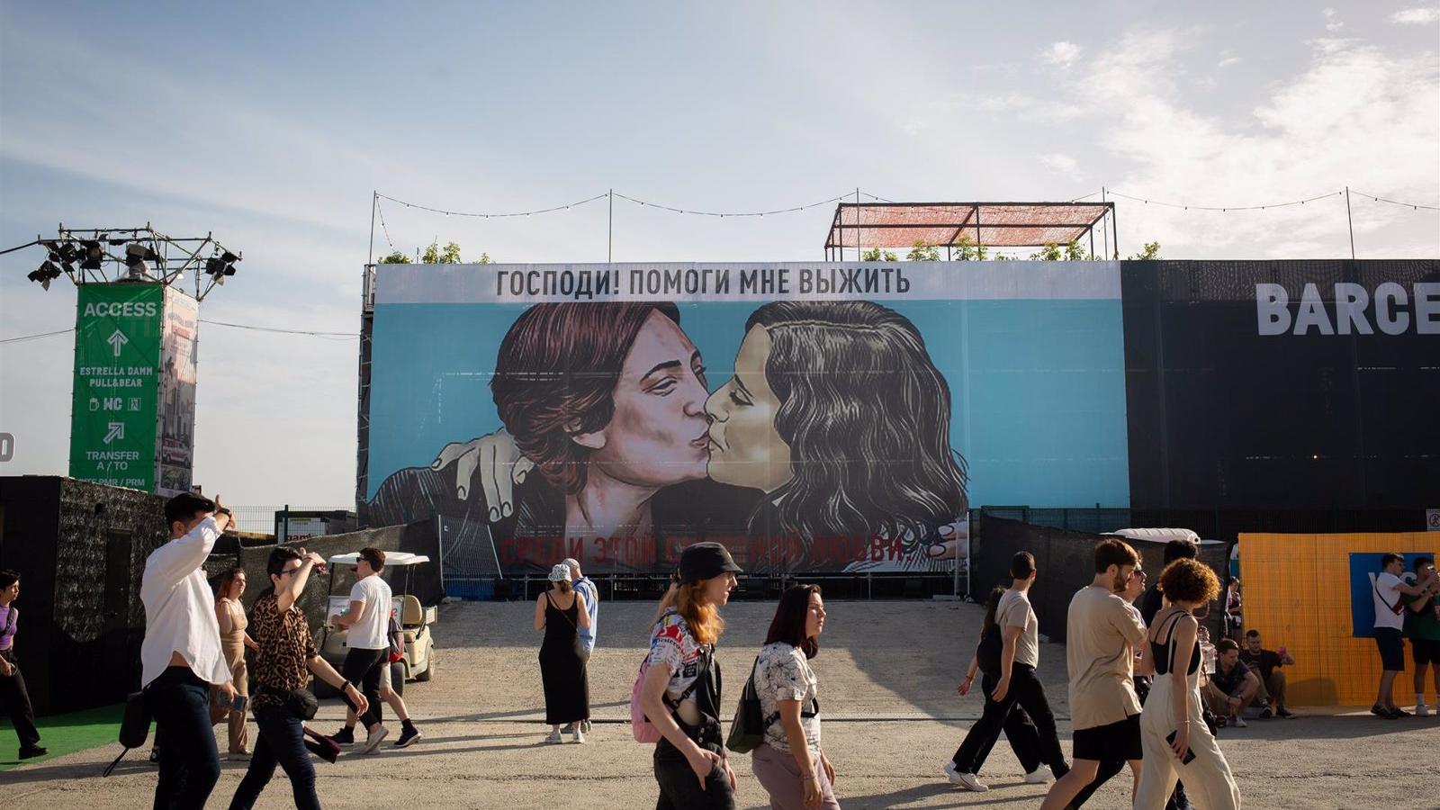 El Primavera Sound cuelga una lona con un dibujo de un beso entre Colau y Ayuso