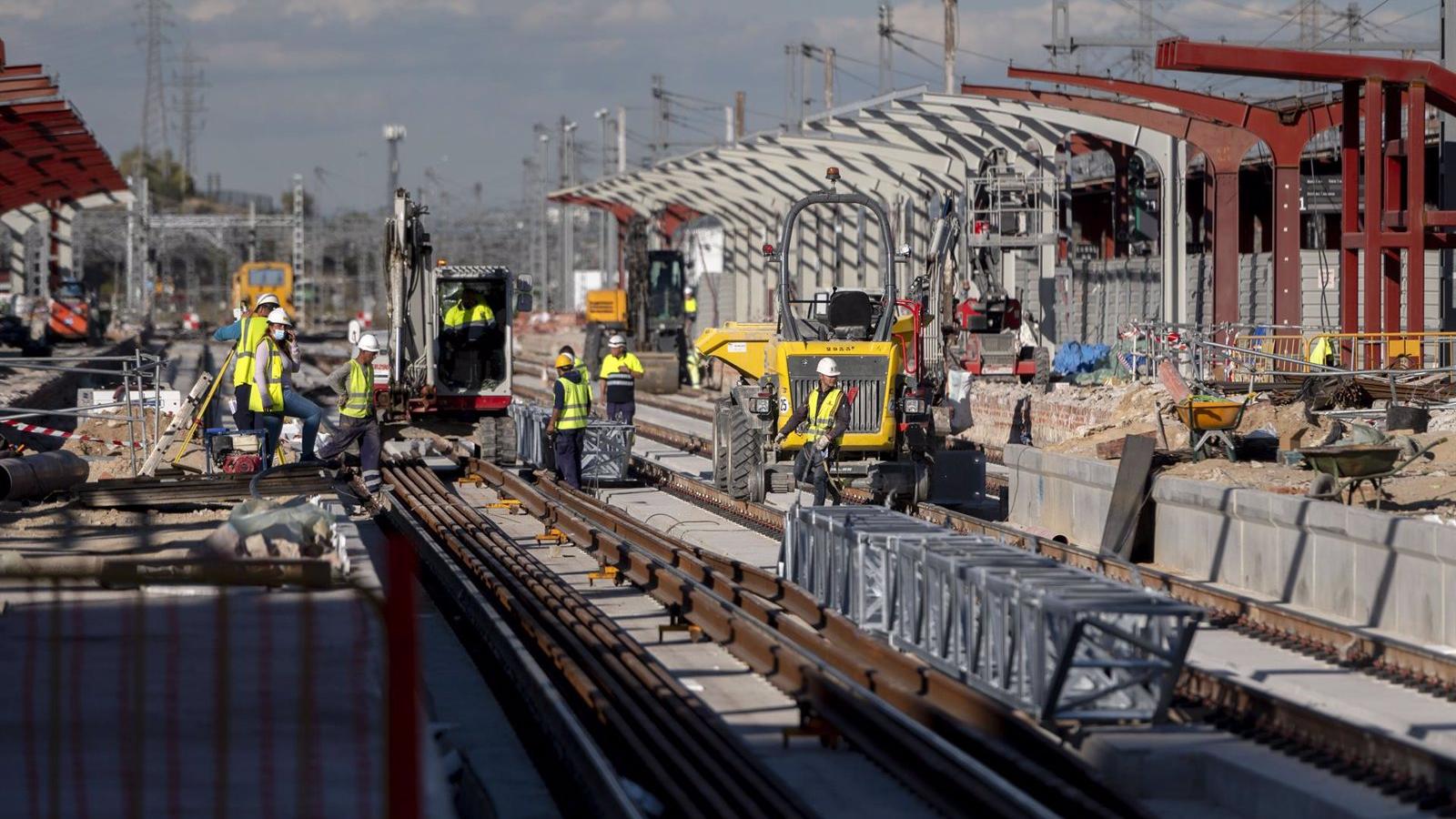El Gobierno quiere regularizar a los migrantes sin papeles que se formen en sectores en los que no hay trabajadores