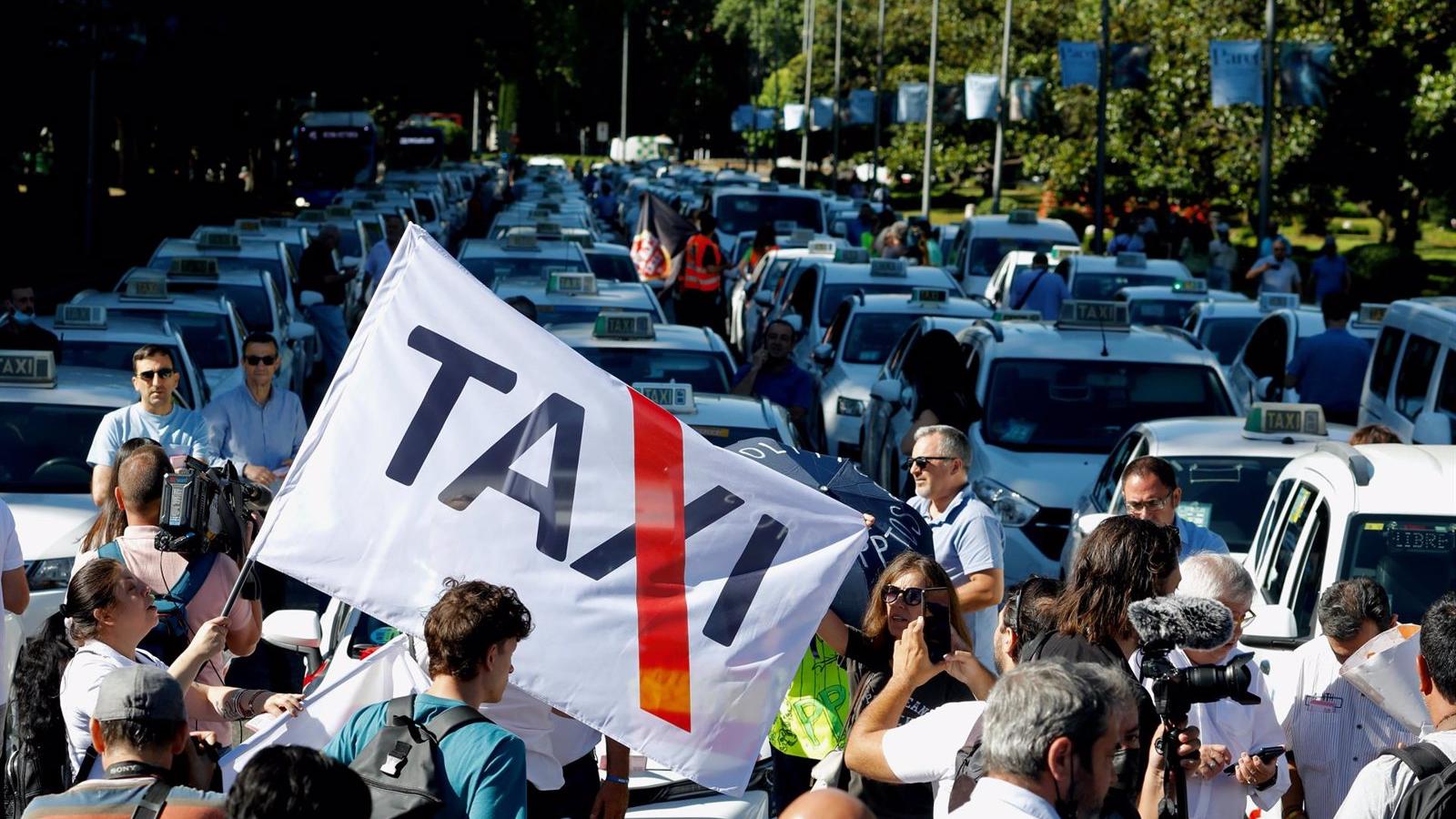 Pérez promete eliminar tasas y liberalizar horarios para que el taxi "pueda competir" con los VTC