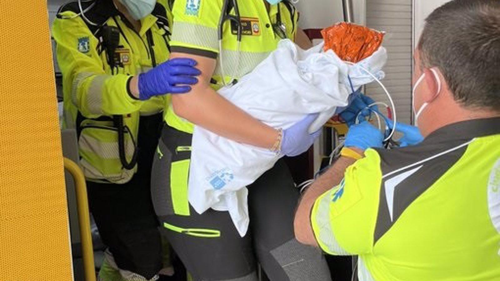  Buscan a los padres del recién nacido hallado en una calle de Aluche, que continúa en el hospital