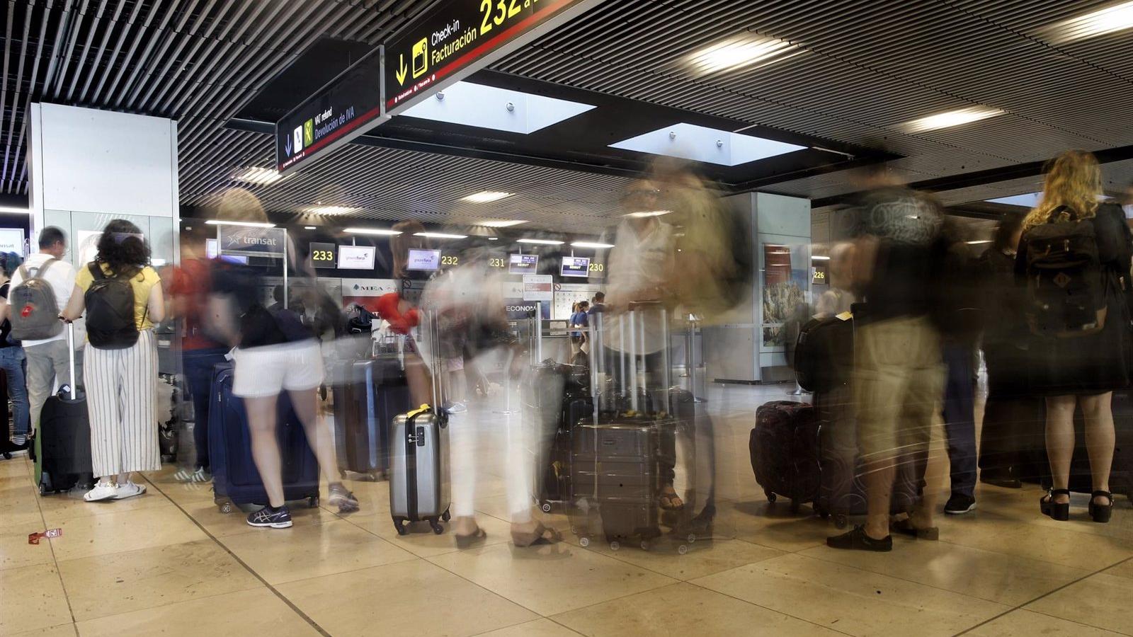 Ossorio, ante el aumento de policías en Barajas: "Si los refuerzan, será porque se han dado cuenta de que faltaban"