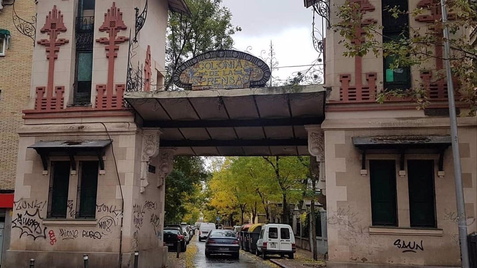 Carabanchel busca que la Comunidad estudie declarar BIC el Arco de la Colonia de la Prensa