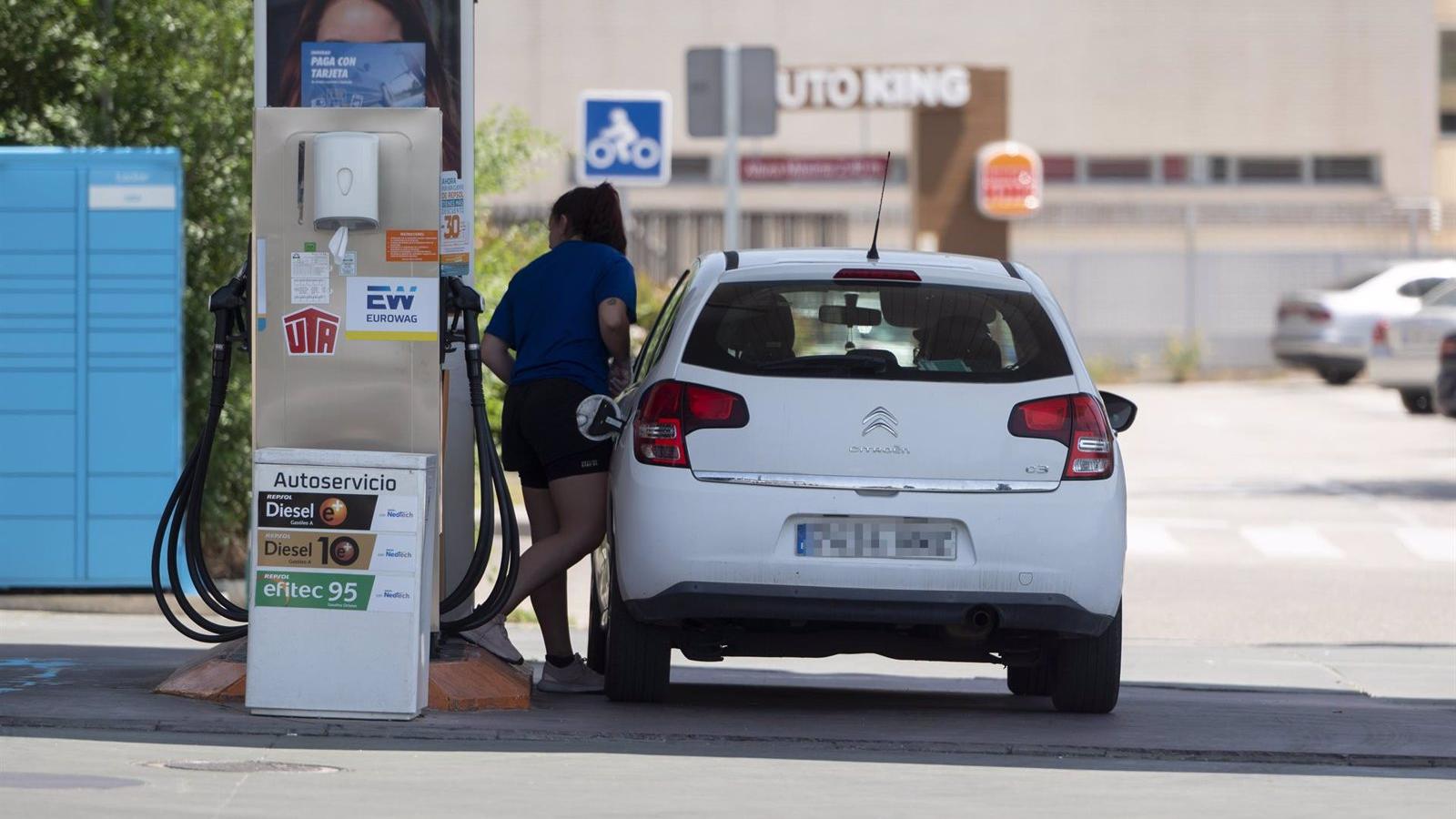 El precio de la gasolina supera los dos euros el litro y ya está por encima de la media en Europa