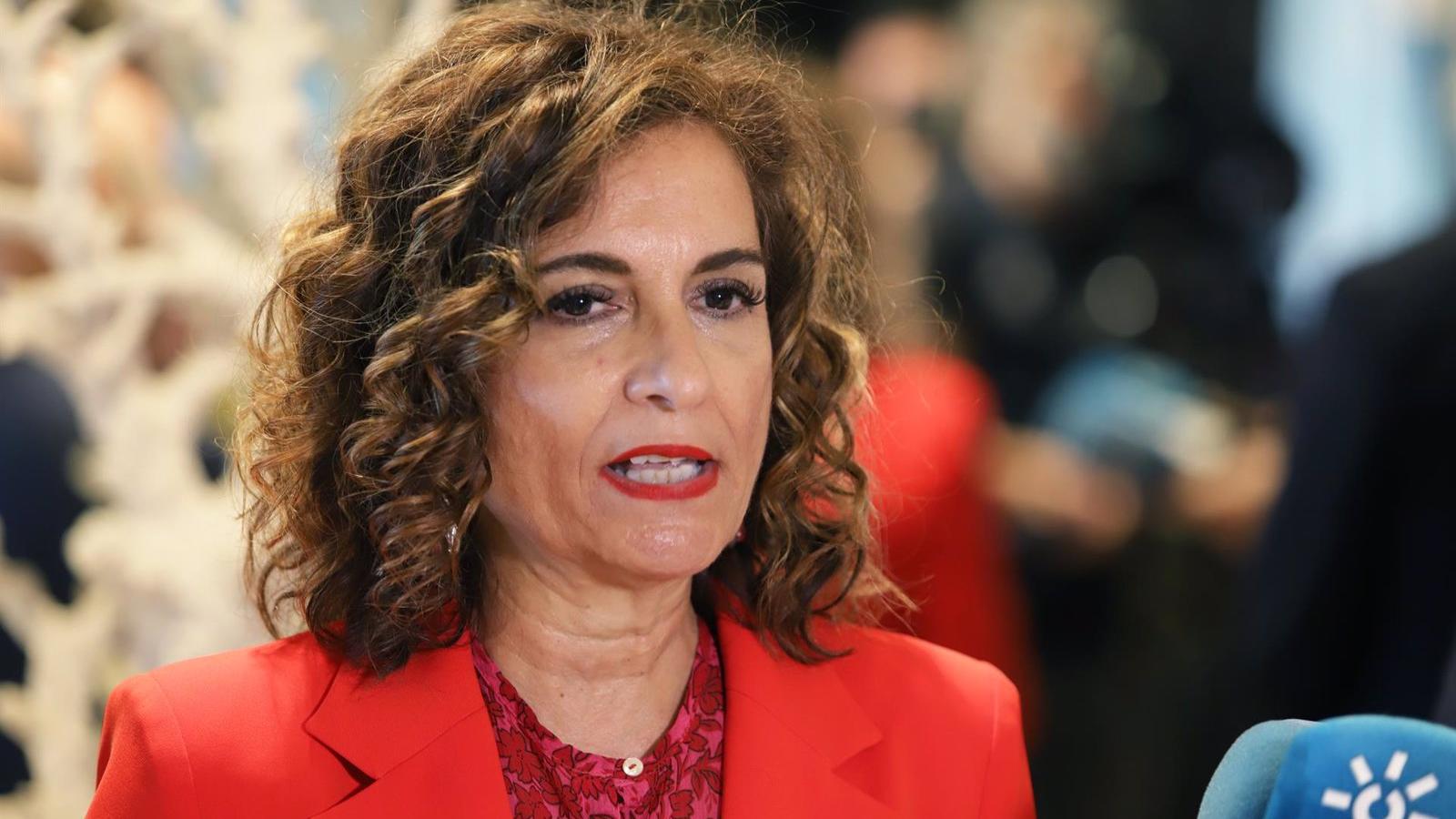 El Gobierno estudiará imponer una "aportación adicional" a petroleras y eléctricas ante la escalada de precios