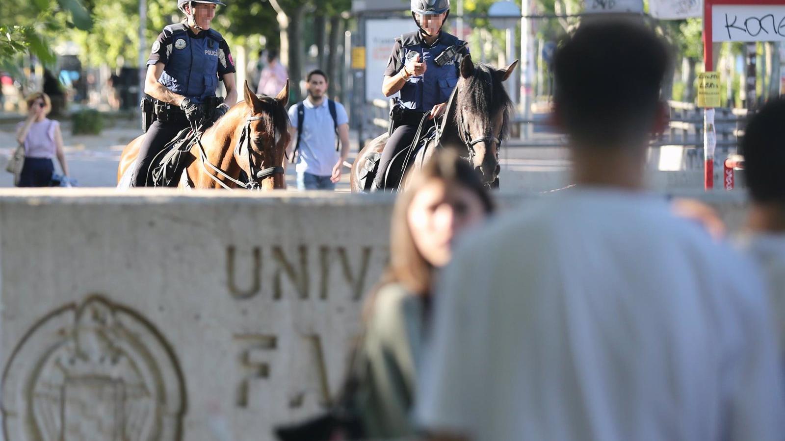 El macrobotellón de Ciudad Universitaria deja cuatro policías heridos, tres hospitalizados, coches destrozados y basura tras los exámenes de la EvAU