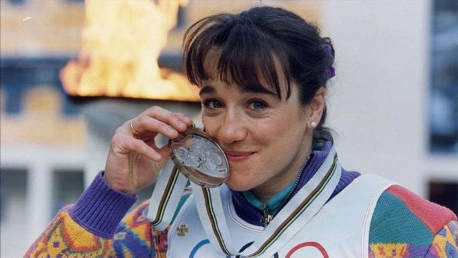 Una estatua recuerda a Blanca Fernández Ochoa en el polideportivo que lleva su nombre en Carabanchel
