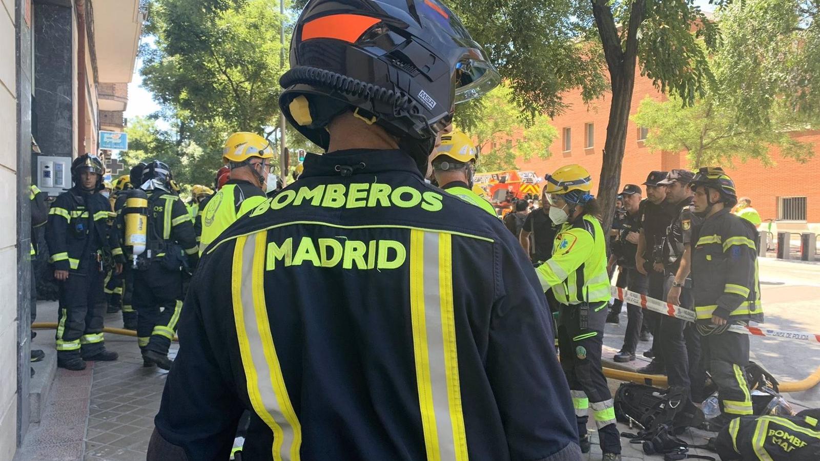  Herida grave una mujer de unos 60 años al inhalar humo en el incendio de su vivienda en Arganzuela