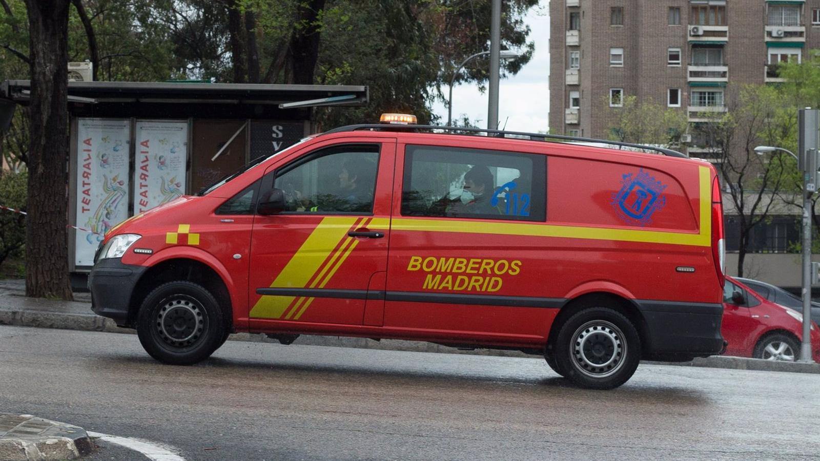  Controlado un incendio en un taller de coches de Usera con un policía y un bombero intoxicados leves por humo
